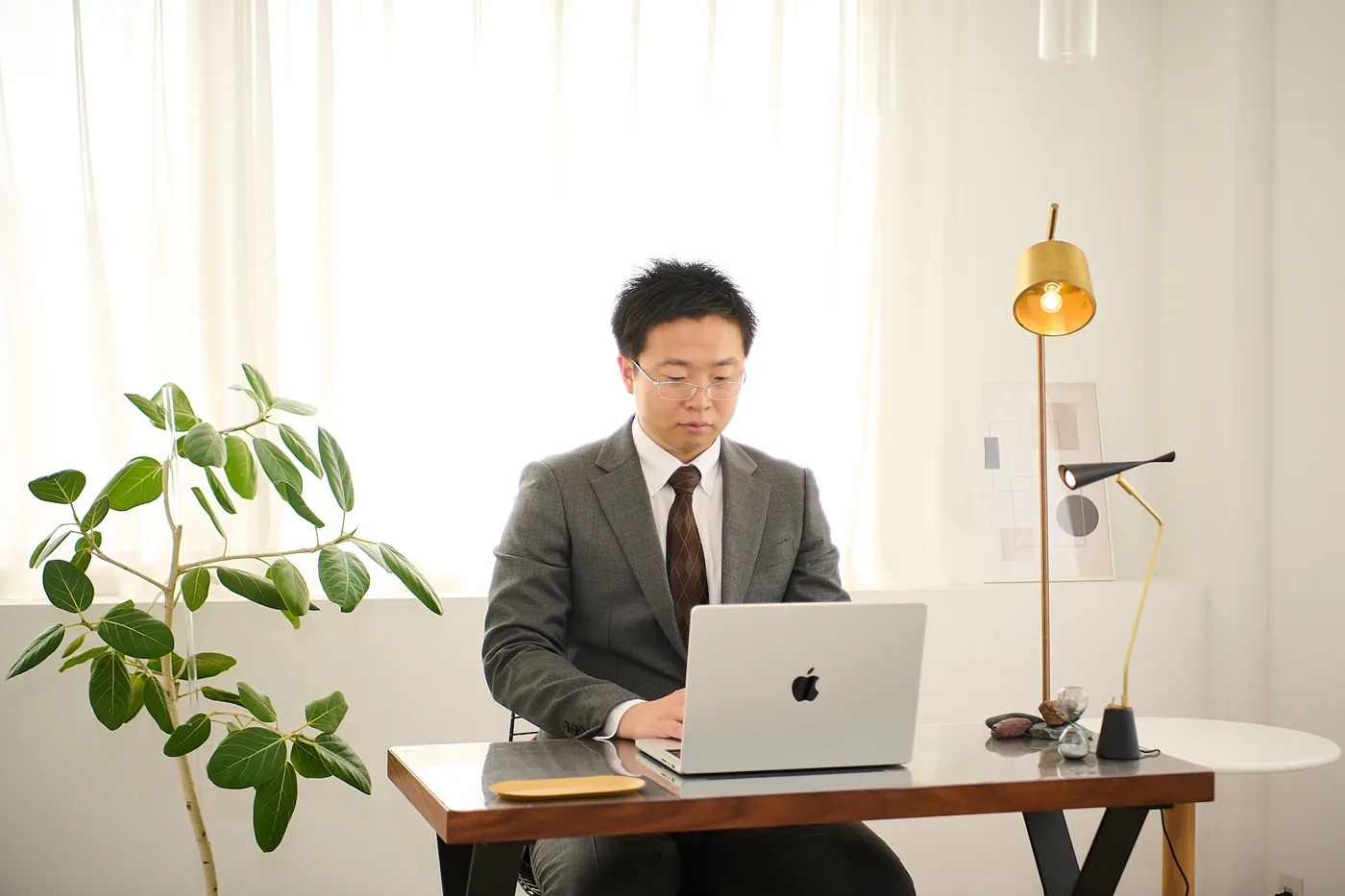 デスクで仕事をする丹沢祐介